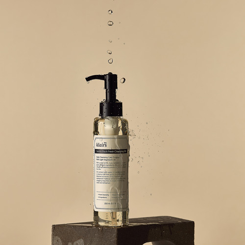 물방울이 위에서 떨어지는 젠틀 블랙 클렌징 오일 제품 연출 Gentle Black Cleansing Oil bottle with water droplets falling from above
