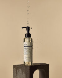 물방울이 위에서 떨어지는 젠틀 블랙 클렌징 오일 제품 연출 Gentle Black Cleansing Oil bottle with water droplets falling from above