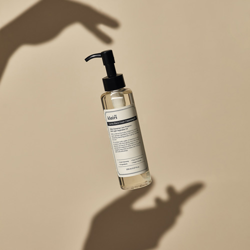 공중에 떠 있는 젠틀 블랙 클렌징 오일과 손 그림자 연출 Gentle Black Cleansing Oil appearing to float with shadowed hands