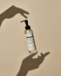 공중에 떠 있는 젠틀 블랙 클렌징 오일과 손 그림자 연출 Gentle Black Cleansing Oil appearing to float with shadowed hands