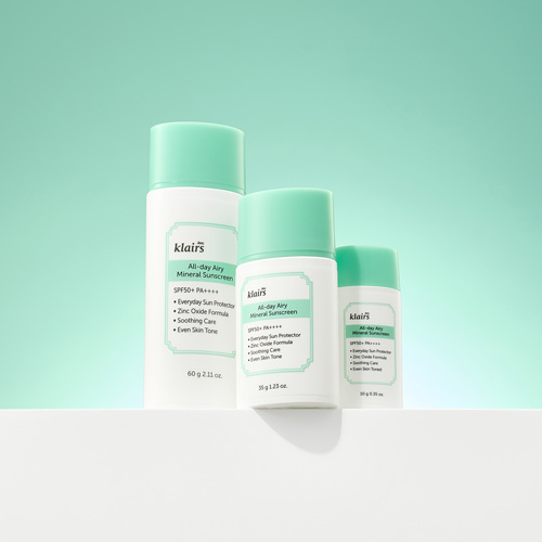 민트 색 조명 아래 배치된 Klairs 스킨케어 제품 정면 이미지 Studio image of three Klairs skincare products with mint background