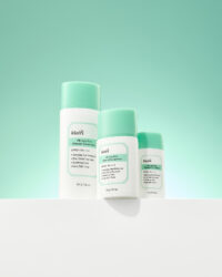 민트 색 조명 아래 배치된 Klairs 스킨케어 제품 정면 이미지 Studio image of three Klairs skincare products with mint background