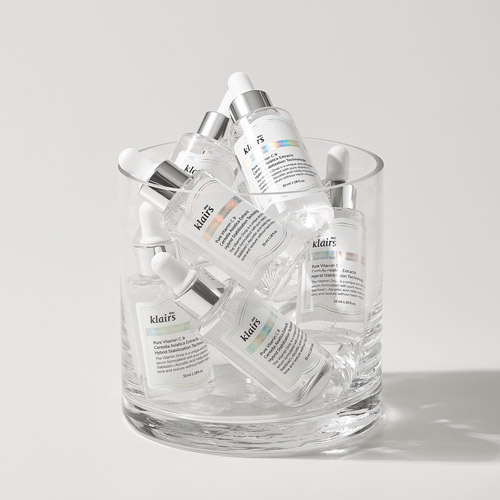 투명 유리컵에 담긴 Klairs 비타민C 앰플 제품 정물 사진 Still life of Klairs Vitamin C ampoules arranged in a clear glass cup