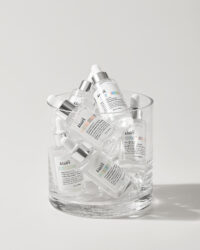 투명 유리컵에 담긴 Klairs 비타민C 앰플 제품 정물 사진 Still life of Klairs Vitamin C ampoules arranged in a clear glass cup