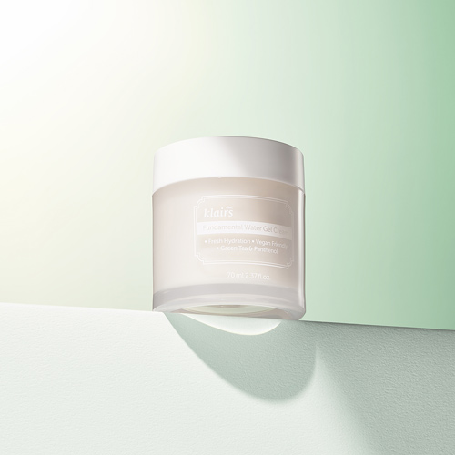 파스텔 조명 아래 단독으로 연출된 Klairs 워터 젤 크림 이미지 Still life of Klairs gel cream with pastel lighting and soft shadow