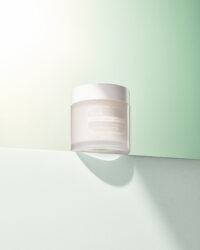 파스텔 조명 아래 단독으로 연출된 Klairs 워터 젤 크림 이미지 Still life of Klairs gel cream with pastel lighting and soft shadow