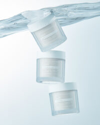 물속에 부유하는 클레어스 수분 젤 크림 제품 이미지 Klairs hydrating gel cream floating in water