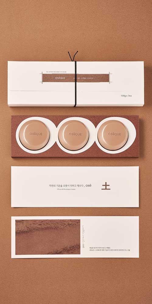 황토와 꽃, 자연적 소재를 활용한 화장품 연출 이미지 Visual of cosmetics using natural elements like loess and flowers
