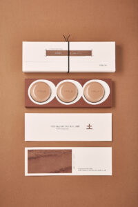 황토와 꽃, 자연적 소재를 활용한 화장품 연출 이미지 Visual of cosmetics using natural elements like loess and flowers