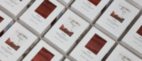 오제끄 노블 소일 및 미네랄 마스크 박스가 격자 형태로 배열된 이미지 Top-down view of Oseque Noble Soil and Mineral Mask boxes arranged in grid layout
