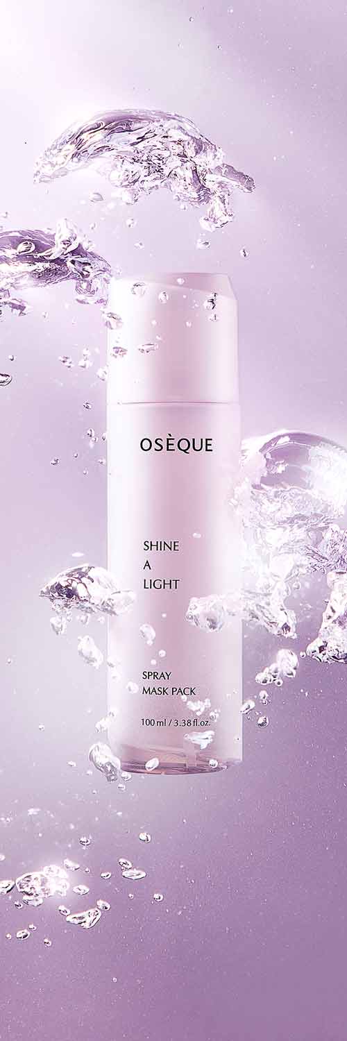 물방울 속에 부유한 오제끄 샤인 어 라이트 마스크팩 제품 이미지 A mist maskpack floating in suspended droplets and radiant light