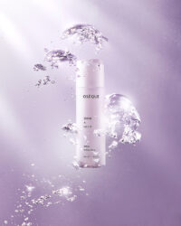 물방울 속에 부유한 오제끄 샤인 어 라이트 마스크팩 제품 이미지 A mist maskpack floating in suspended droplets and radiant light