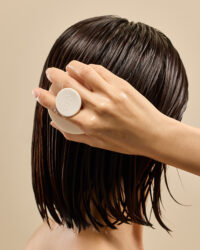 젖은 머리에 오제끄 천연비누를 사용하는 장면 A hand using Oseque white soap on wet hair from behind