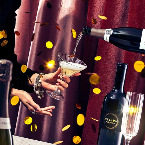 금빛 장식이 흩날리는 가운데, 와인을 따라 붓고 잔을 받는 순간의 연출 이미지 A festive image of a wine being poured into a glass, surrounded by golden confetti and red velvet curtains