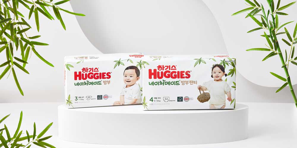 하기스 네이처메이드 밤부 기저귀와 아기 모델이 함께한 제품 사진 Huggies Nature Made bamboo diapers with baby models on white set