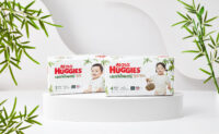 하기스 네이처메이드 밤부 기저귀와 아기 모델이 함께한 제품 사진 Huggies Nature Made bamboo diapers with baby models on white set