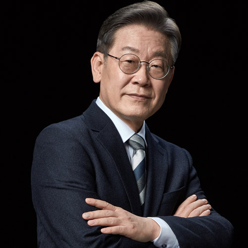 Confident Portrait of Presidential Candidate Lee Jae-myung with Arms Crossed