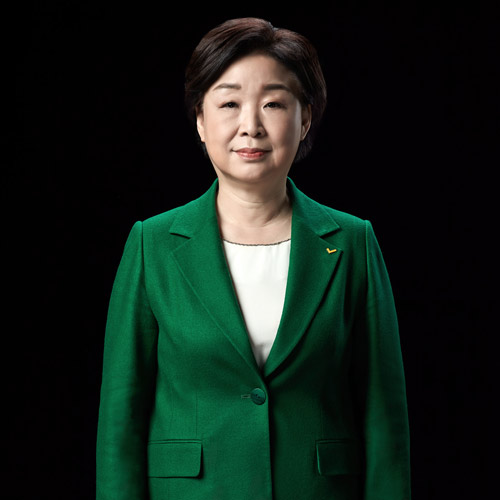 검은 배경 앞에 서 있는 심상정 대통령 후보의 공식 전신 포트레이트 A full-length front-facing portrait of presidential candidate Shim Sang-jung standing against a black background