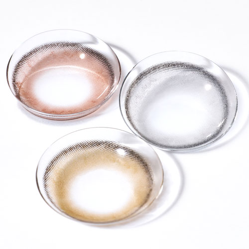 렌즈미 3가지 색상의 컬러 콘택트렌즈가 흰 배경 위에 정갈하게 배열된 모습 Image of three LensMe color contact lenses arranged on a white background