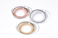 렌즈미 3가지 색상의 컬러 콘택트렌즈가 흰 배경 위에 정갈하게 배열된 모습 Image of three LensMe color contact lenses arranged on a white background