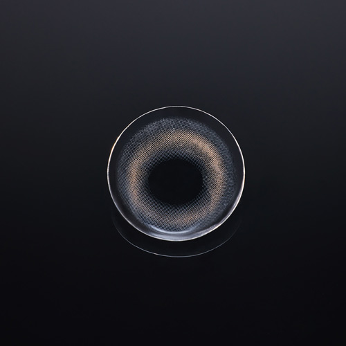 검은 배경 위에 놓인 렌즈미 블랙 컬러 콘택트렌즈의 클로즈업 이미지 Close-up photo of a black-colored LensMe contact lens placed on a black surface
