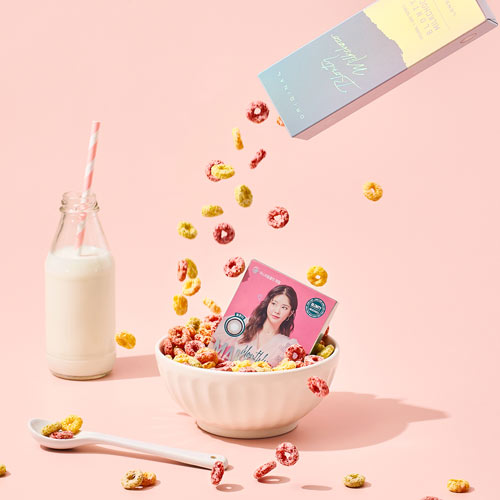 렌즈미 컬러렌즈 단상자 패키지가 시리얼과 함께 연출된 이미지 Cereal-themed creative packaging image for LensMe color contact lenses
