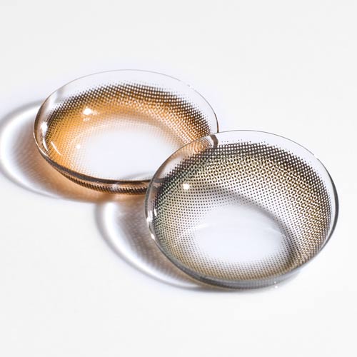 투명한 컬러 콘택트렌즈가 그림자와 함께 연출된 제품 사진 Product photo showing transparent colored contact lenses casting shadows on a white surface
