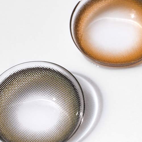 렌즈미의 컬러 콘택트렌즈 패턴을 클로즈업으로 촬영한 이미지 Close-up photograph of LensMe color contact lenses showcasing detailed dot patterns and subtle color gradients