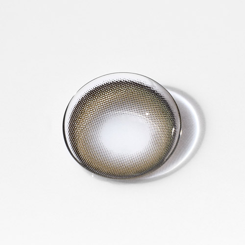 물 위에 얹힌 LensMe 컬러 콘택트렌즈의 액상 연출 이미지 Photograph of LensMe contact lens floating on liquid surface, emphasizing its transparent and delicate material