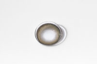 물 위에 얹힌 LensMe 컬러 콘택트렌즈의 액상 연출 이미지 Photograph of LensMe contact lens floating on liquid surface, emphasizing its transparent and delicate material