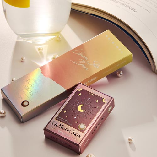 렌즈미 릴문스킨 컬러렌즈 단상자와 외부 박스가 연출된 이미지 LensMe LilMoon Skin color lens product packaging with moody styling