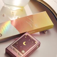 렌즈미 릴문스킨 컬러렌즈 단상자와 외부 박스가 연출된 이미지 LensMe LilMoon Skin color lens product packaging with moody styling