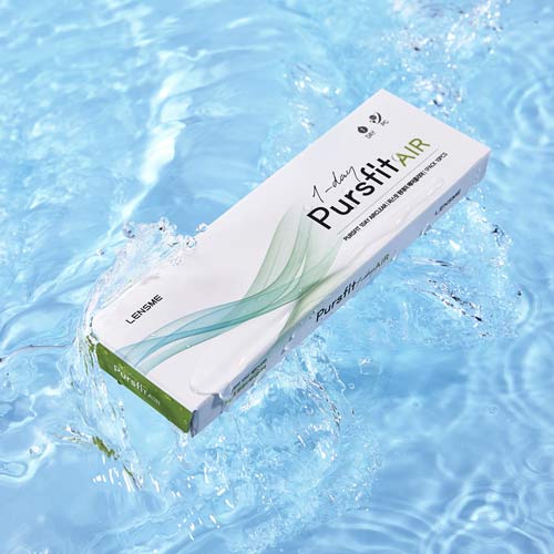 렌즈미 퍼스핏에어 제품이 맑은 물 위에 떠 있는 장면 Image of LensMe Pursfit Air contact lens package floating on water