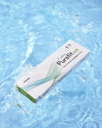 렌즈미 퍼스핏에어 제품이 맑은 물 위에 떠 있는 장면 Image of LensMe Pursfit Air contact lens package floating on water