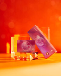 렌즈미 QLORING 콘택트렌즈 박스가 오렌지 배경 위에 놓인 이미지 Image of LensMe QLORING contact lens box placed on an orange background