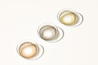 세 가지 컬러의 렌즈미 콘택트렌즈가 정렬되어 있는 클로즈업 이미지 A close-up shot of three LensMe colored contact lenses neatly aligned on a neutral background