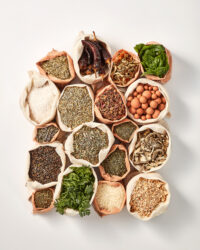 여러 천 포대에 담긴 건조 원물과 채소들 Various dried raw materials and greens in cloth pouches