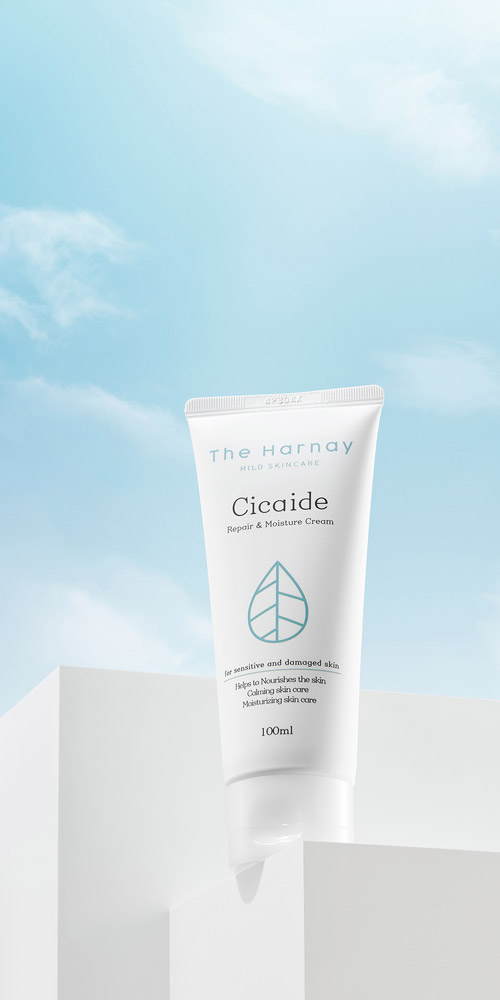 파란 하늘을 배경으로 공중에 떠 있는 더 하르나이 시카이드 크림 제품컷 A floating image of The Harnay Cicaide Cream with a clear blue sky backdrop