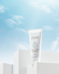 파란 하늘을 배경으로 공중에 떠 있는 더 하르나이 시카이드 크림 제품컷 A floating image of The Harnay Cicaide Cream with a clear blue sky backdrop