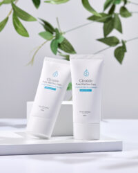 식물 배경 앞에 배치된 더 하르나이 선케어 제품 2종 이미지 Two Cicaide sun care products by The Harnay placed against botanical shadows on white background