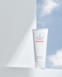 구름 배경 아래 놓인 더 하르나이 클렌징 제품 Calming Pure Cleanser photographed with a clean sky backdrop