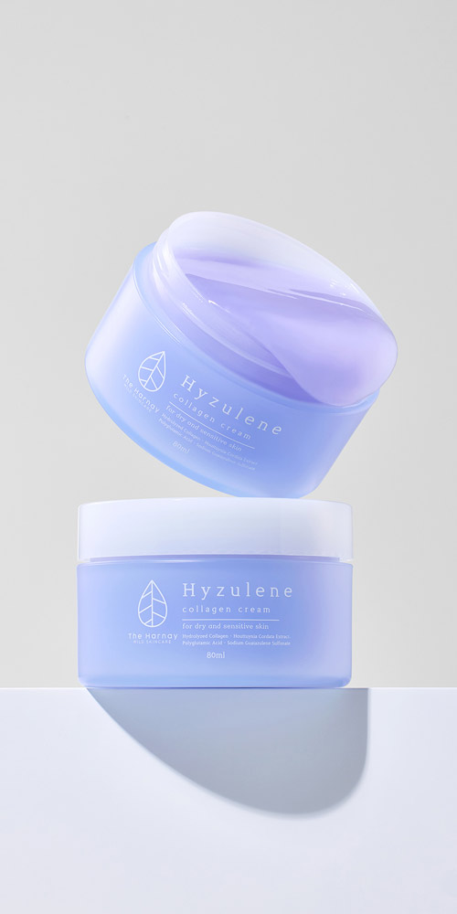 공중에 떠 있는 연보라색 히줄렌 콜라겐 크림 Purple-toned Hyzulene Collagen Cream floating gently in air