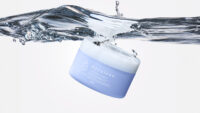 물결 속을 부유하는 히줄렌 콜라겐 크림 제품 이미지 Purple collagen cream jar floating mid-wave in water