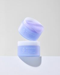 공중에 떠 있는 연보라색 히줄렌 콜라겐 크림 Purple-toned Hyzulene Collagen Cream floating gently in air