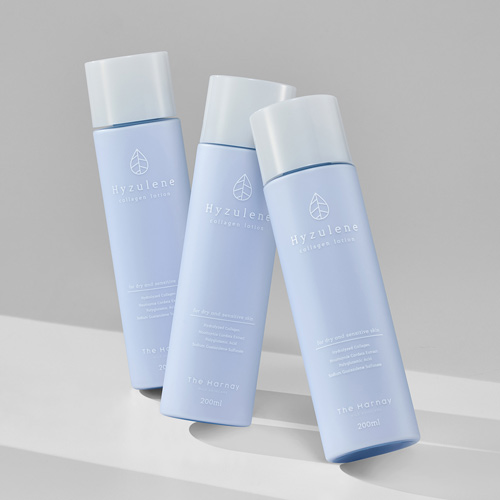 히줄렌 콜라겐 로션 3개가 회색 배경 위에 세워져 정렬된 모습 Three Hyzulene collagen lotion bottles arranged upright on a soft gray background