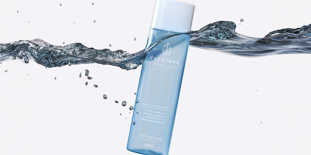 물속에서 튀어나오는 듯한 히줄렌 콜라겐 토너 제품 이미지 Blue toner bottle emerging from clear splash of water