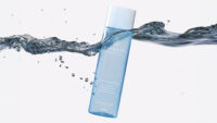 물속에서 튀어나오는 듯한 히줄렌 콜라겐 토너 제품 이미지 Blue toner bottle emerging from clear splash of water