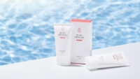 수영장을 배경으로 더 하르나이 UV OUT 톤업 선크림 제품이 배치된 장면 Tone-up sunblock product styled with a pool water backdrop