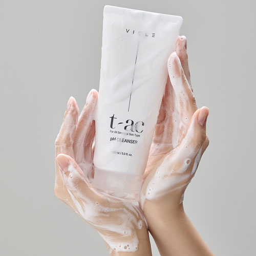 Vicle pH Cleanser with Foam-Covered Hands