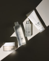 빛의 조각 사이에 정렬된 Vicle 제품 4종 (패드, 토너, 앰플, 클렌저) 이미지 Four Vicle skincare products arranged within distinct shapes of light and shadow